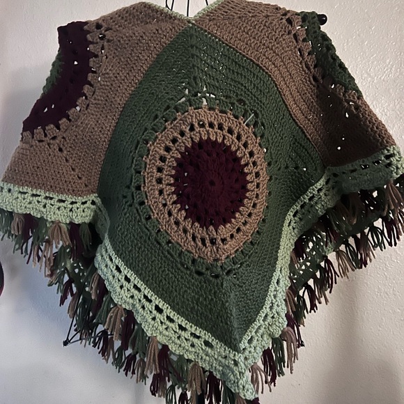 Handmade crochet poncho - Picture 5 of 7